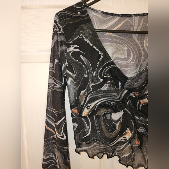 Grey Bandit Long Sleeve Abstract Mesh Top - Picture 4 of 4